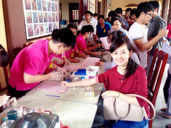 http://myidol.com.vn/ly-kute-dang-loat-anh-len-chua-lam-tu-thien-d67700.htm