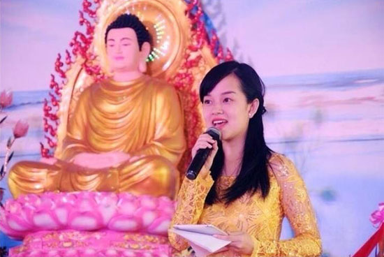 http://myidol.com.vn/ly-kute-dang-loat-anh-len-chua-lam-tu-thien-d67700.htm