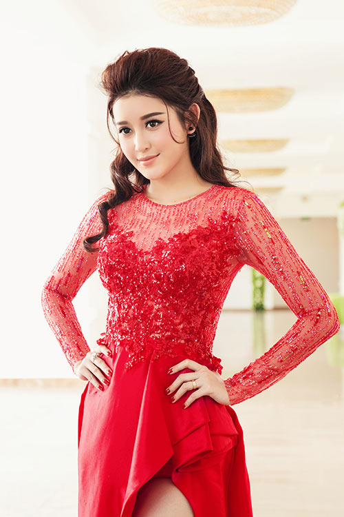 Á hậu Huyền My vô cùng gợi cảm với váy xẻ cao