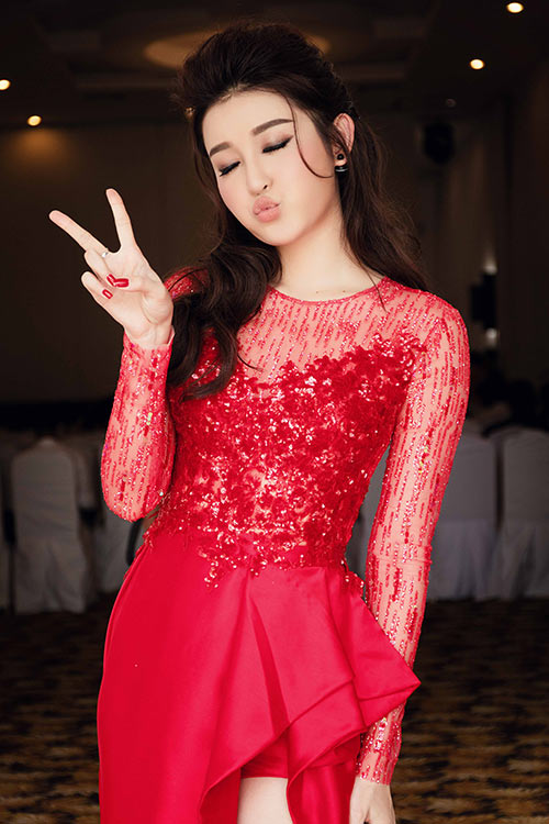 Á hậu Huyền My vô cùng gợi cảm với váy xẻ cao