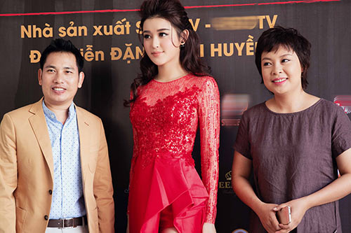 Á hậu Huyền My vô cùng gợi cảm với váy xẻ cao