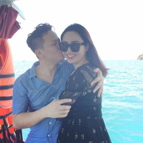 Chồng Á hậu Trà My âu yếm hôn vợ trên biển