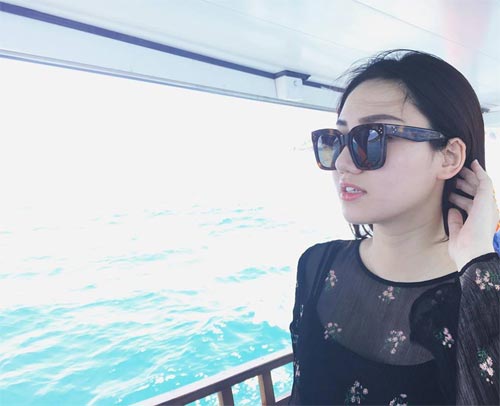 Chồng Á hậu Trà My âu yếm hôn vợ trên biển