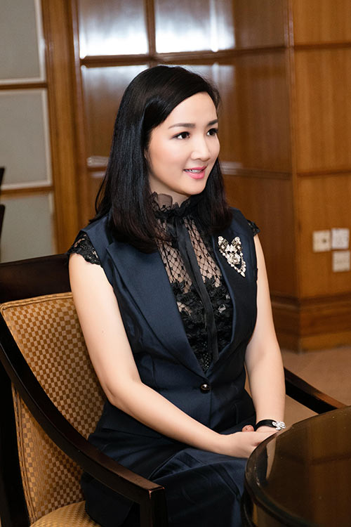 Hoa hậu Giáng My sang trọng, quý phái nhưng vẫn quyến rũ