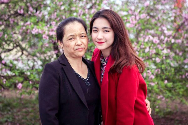 Sự chênh lệch về tài sản này khiến nhiều người phải thắc mắc. Tuy nhiên, nếu ai quan tâm Hòa Minzy đều biết rằng ngay từ đầu, khi có được một số tiền lớn khi trở thành quán quân Học viện ngôi sao, cô nàng đã đưa hết lại cho bố mẹ để trả nợ cho gia đình. Và từ đó đến nay, tiền cô kiếm được cũng phục vụ vào những việc như thế. Thế nên, dù không tích cóp được nhiều cho mình, chưa có điều kiện mua nhà sang nhưng Hòa Minzy vẫn rất vui lòng và tự hào vì mình đã đỡ đần được bố mẹ trong lúc khó khăn.