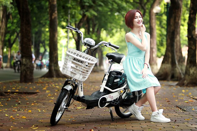 Sự chênh lệch về tài sản này khiến nhiều người phải thắc mắc. Tuy nhiên, nếu ai quan tâm Hòa Minzy đều biết rằng ngay từ đầu, khi có được một số tiền lớn khi trở thành quán quân Học viện ngôi sao, cô nàng đã đưa hết lại cho bố mẹ để trả nợ cho gia đình. Và từ đó đến nay, tiền cô kiếm được cũng phục vụ vào những việc như thế. Thế nên, dù không tích cóp được nhiều cho mình, chưa có điều kiện mua nhà sang nhưng Hòa Minzy vẫn rất vui lòng và tự hào vì mình đã đỡ đần được bố mẹ trong lúc khó khăn.