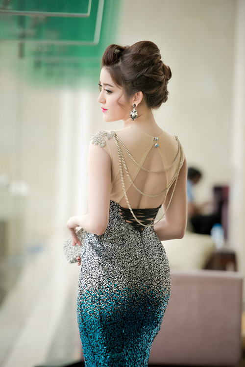 Á hậu Huyền My khoe đường cong với váy 230 triệu