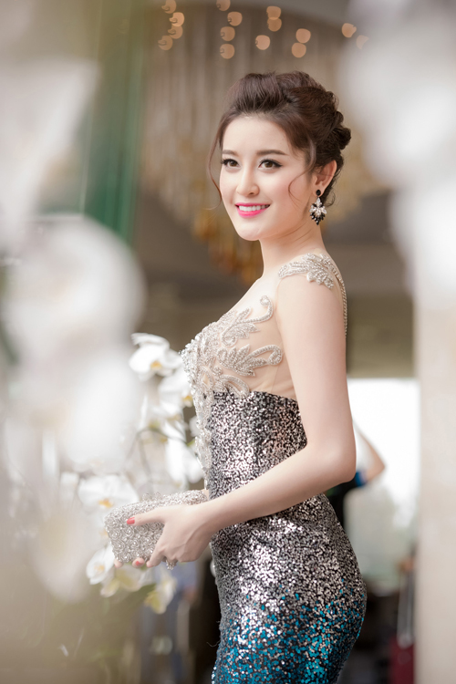 Á hậu Huyền My khoe đường cong với váy 230 triệu