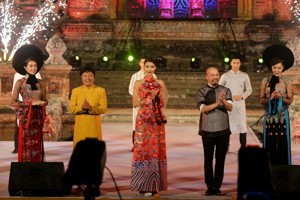 Lan Khuê làm vedette trong bộ sưu tập tại Festival Huế