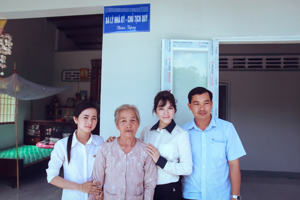 Lý Nhã Kỳ trao tặng 2 căn nhà tình nghĩa tại Long Mỹ, Hậu Giang