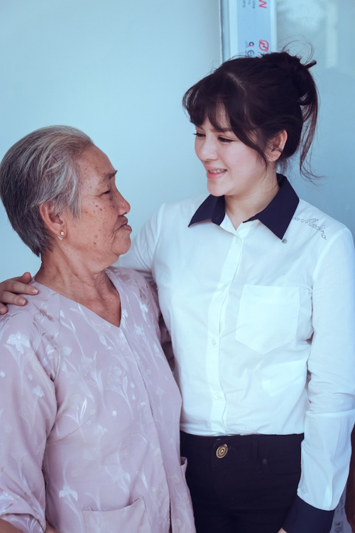 Lý Nhã Kỳ trao tặng 2 căn nhà tình nghĩa tại Long Mỹ, Hậu Giang