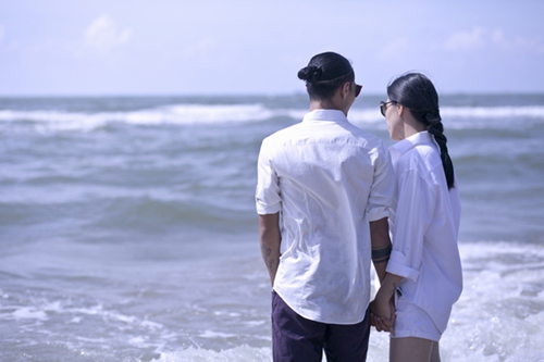 Phạm Anh Khoa lãng mạn hôn vợ hơn tuổi giữa biển