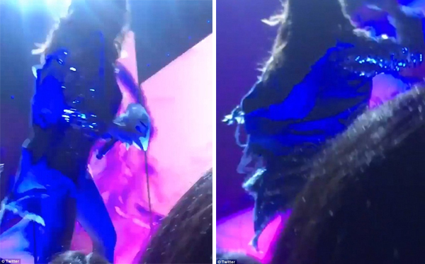 Selena khiến fan choáng khi vò nát mảnh giấy 'Hãy lấy Bieber'