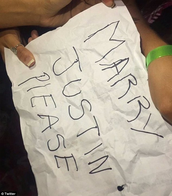 Selena khiến fan choáng khi vò nát mảnh giấy 'Hãy lấy Bieber'