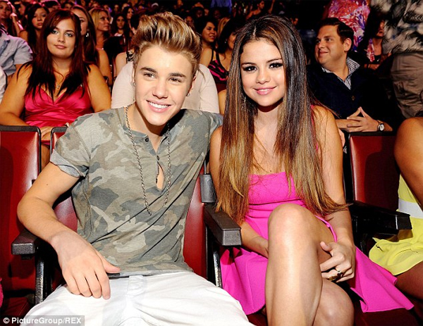 Selena khiến fan choáng khi vò nát mảnh giấy 'Hãy lấy Bieber'
