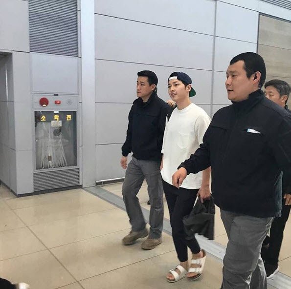 Song Joong Ki ở sân bay Thái Lan: Sức nóng của mỹ nam hàng đầu Hàn Quốc sau "Hậu duệ mặt trời"