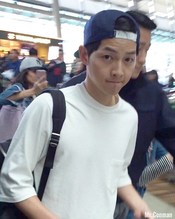 Song Joong Ki ở sân bay Thái Lan: Sức nóng của mỹ nam hàng đầu Hàn Quốc sau "Hậu duệ mặt trời"