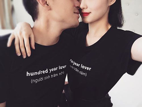 Vợ chồng hot girl Tâm Tít mặc áo đôi, hôn nhau ngọt ngào