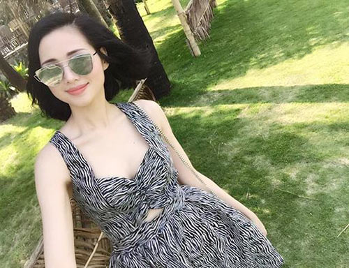 Vợ chồng hot girl Tâm Tít mặc áo đôi, hôn nhau ngọt ngào