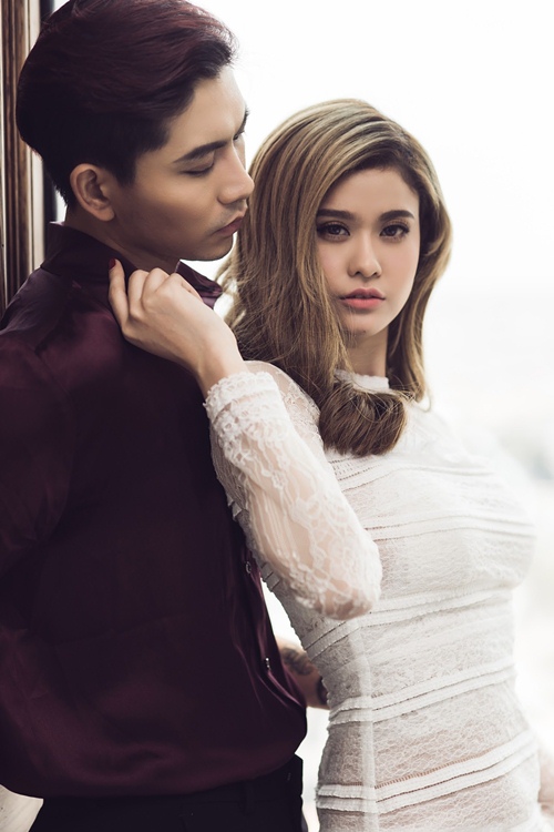Vợ chồng Tim - Trương Quỳnh Anh đăng ảnh hôn nhau đầy lãng mạn