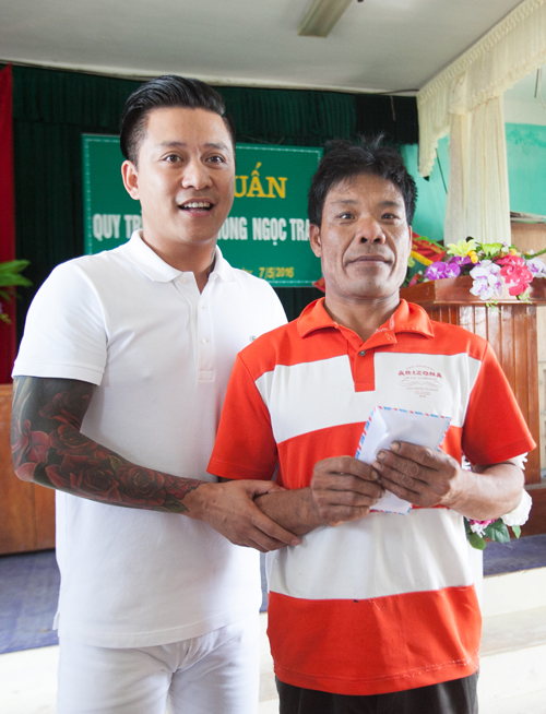 Tuấn Hưng tặng 300 triệu cho ngư dân Hà Tĩnh