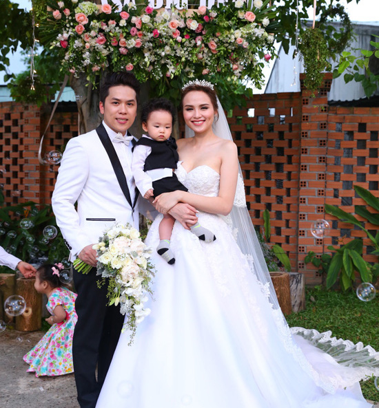  Vợ chồng Diễm Hương khoe con trai trong ngày cưới 