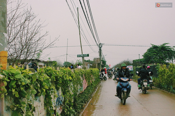 Người Hà Nội đội mưa đi chụp ảnh Tết, dịch vụ ăn theo được dịp hốt bạc - Ảnh 12.