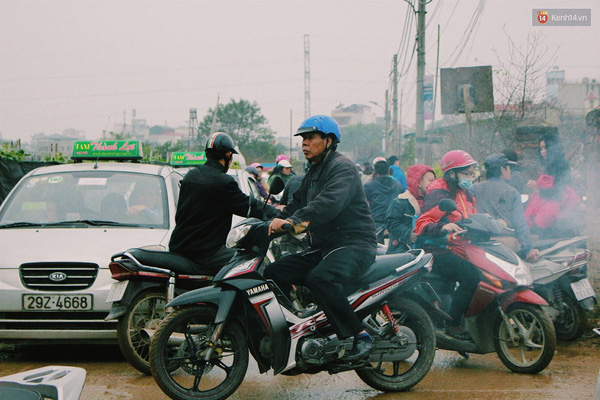 Người Hà Nội đội mưa đi chụp ảnh Tết, dịch vụ ăn theo được dịp hốt bạc - Ảnh 1.