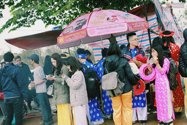 Người Hà Nội đội mưa đi chụp ảnh Tết, dịch vụ ăn theo được dịp hốt bạc - Ảnh 13.