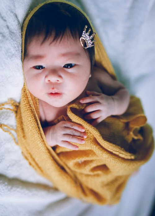 Đẹp mê mẩn với bộ ảnh như Tây của bé 23 ngày tuổi
