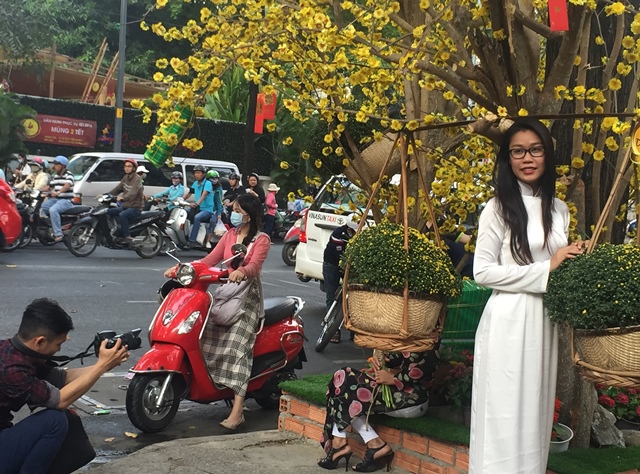  Đa phần các thiếu nữ chọn trang phục áo dài 
