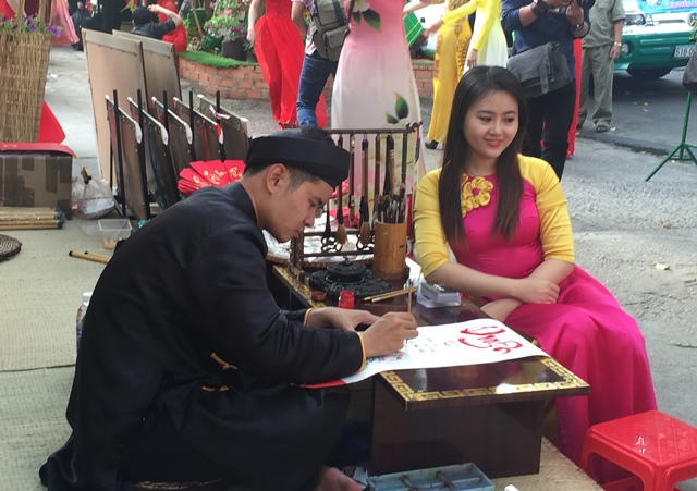 Thiếu nữ tạo dáng bên ông đồ