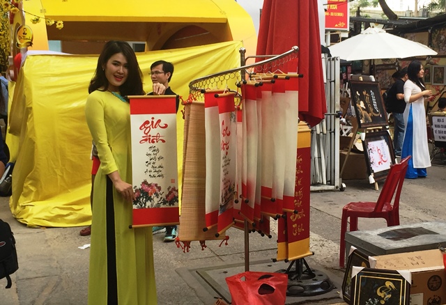  Không chỉ tạo dáng bên hoa 