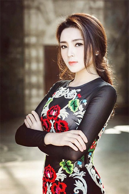 Hoa hậu Kỳ Duyên,HH Kỳ Duyên,Showbiz Việt tuần qua HH Kỳ Duyên bị chê tơi tả khi mặc áo vest với quần hoa