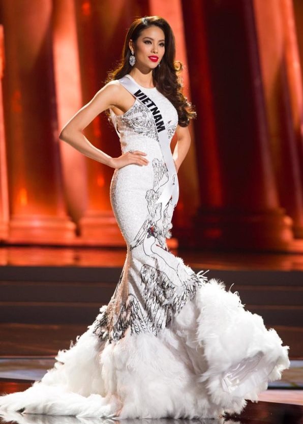 Trong phần trình diễn trang phục dạ hội tại cuộc thi Hoa hậu Hoàn vũ thế giới, Phạm Hương nhận được nhiều lời khen ngợi.