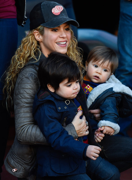  Shakira bên hai đứa con của cô, một bé 1 tuổi và một bé gần 3 tuổi. 