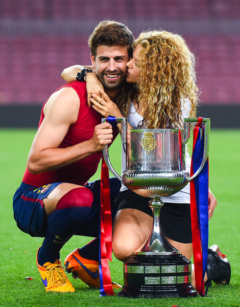  Shakira đang chung sống với ngôi sao bóng đá người Tây Ban Nha - Gerard Piqué, kém cô 10 tuổi. Cặp đôi chính thức hò hẹn vào năm 2010 và đã có với nhau hai con trai dù chưa làm đám cưới chính thức. Điều khá thú vị là Shakira và người bạn đời của cô đều có chung ngày sinh nhật. 