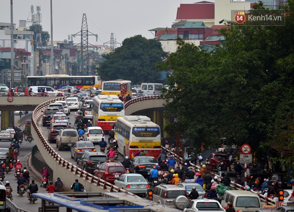 Dạo một vòng qua các tuyến phố Hà Nội ngày cận Tết, ô tô chật kín đường - Ảnh 7.