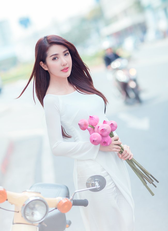 Hot girl Linh Napie e ấp bên sen hồng