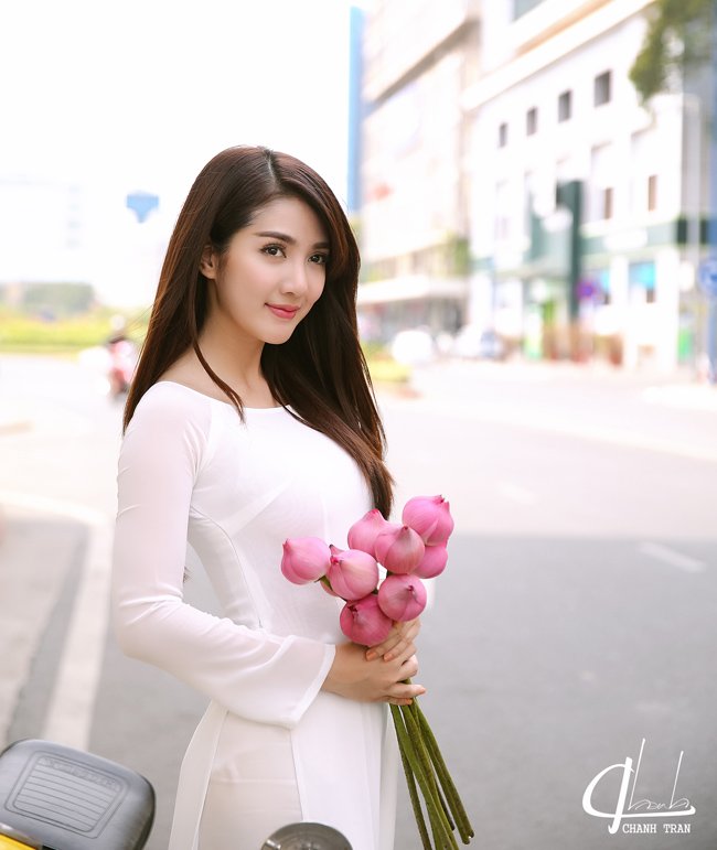 Hot girl Linh Napie e ấp bên sen hồng