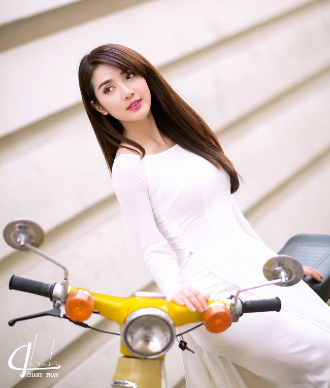 Hot girl Linh Napie e ấp bên sen hồng