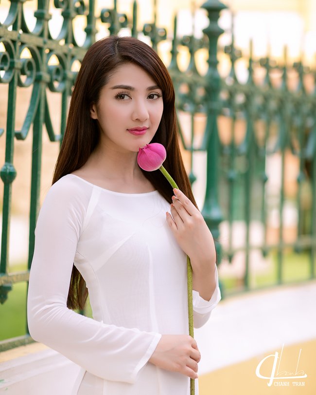 Hot girl Linh Napie e ấp bên sen hồng