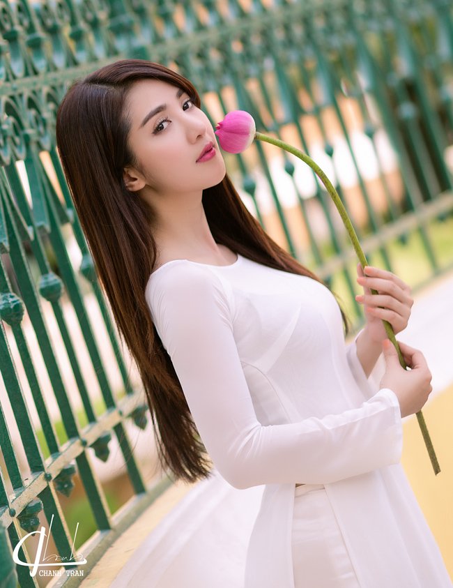 Hot girl Linh Napie e ấp bên sen hồng