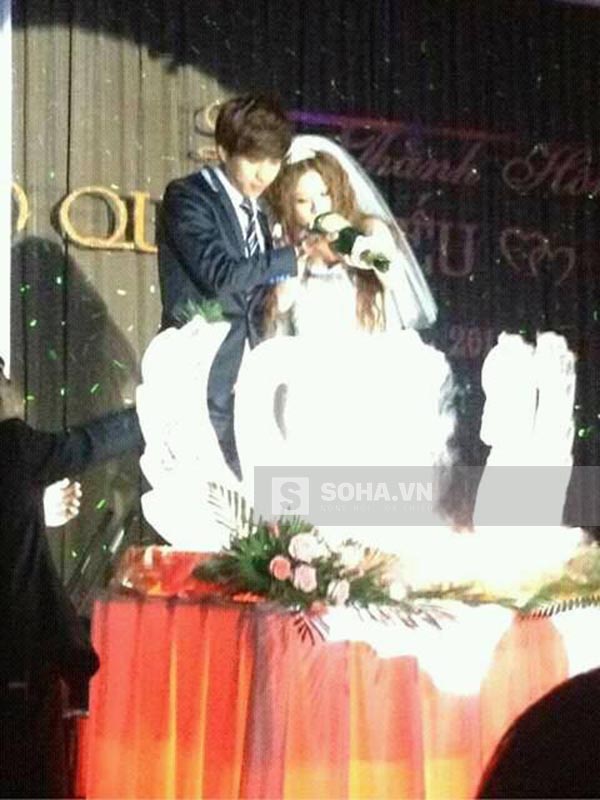 Tối 15/02, hình ảnh đám cưới của ca sĩ Hồ Quang Hiếu đã được phát tán tràn ngập trên mạng xã hội.