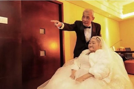 Cụ ông Qiao Dewei và vợ xuất hiện trong trang phục cưới vào dịp kỷ niệm 67 năm ngày cưới của 2 người