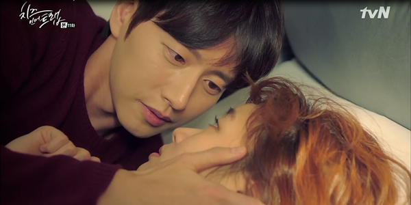 “Cheese In The Trap”: Ngây ngất trước nụ hôn “giường chiếu” lãng mạn của Park Hae Jin - Ảnh 1.