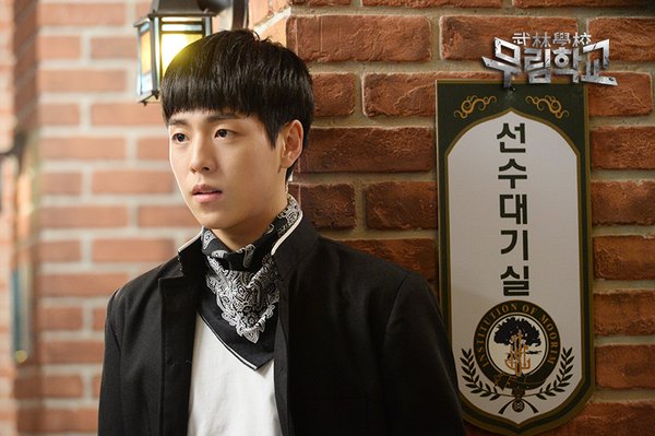 “Moorim School”: Lee Hyun Woo đổi kiểu tóc “úp tô” làm fan chưng hửng - Ảnh 1.