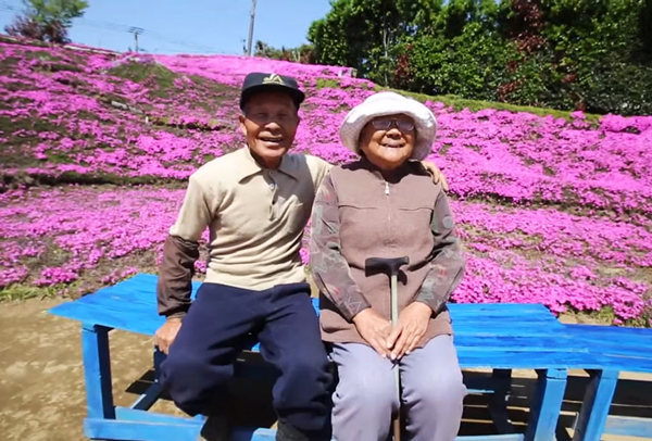 Theo Rockernews24, mảnh đất này từng là trang trại sản xuất bơ sữa và pho mát. Năm 1956, nó trở thành nơi sinh sống của vợ chồng ông bà Kurosi sau khi họ kết hôn. Cả hai cùng nhau chăm sóc một đàn bò 60 con và hai đứa con. Tuy cuộc sống vất vả nhưng họ vẫn luôn yêu thương, động viên nhau, với hy vọng một ngày nào đó sau khi nghỉ hưu sẽ cùng thực hiện chuyến du lịch vòng quanh Nhật Bản.