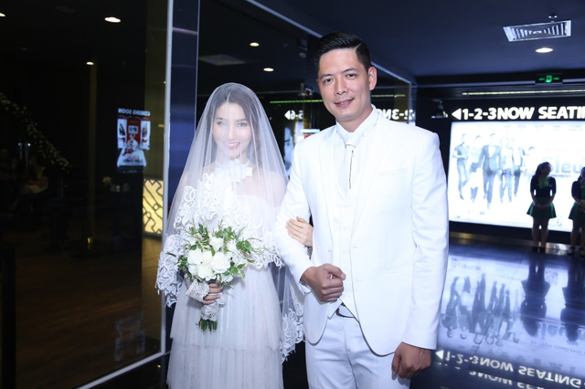 Bình Minh - Diễm My 9x xuất hiện trong trang phục cô dâu, chú rể tại buổi ra mắt phim.