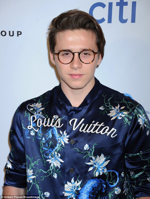  Brooklyn Beckham sành điệu và thời trang tới dự bữa tiệc hậu lễ trao giải Grammy lần thứ 58 ở Los Angeles, Mỹ. 